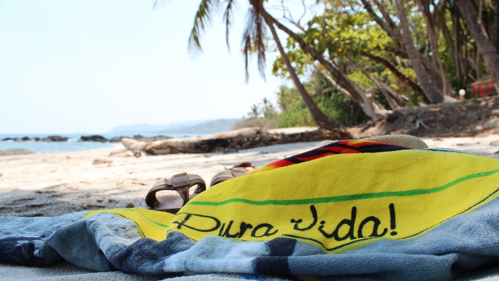 Montezuma, ręcznik z napisem Pura Vida, oznaczającym proste lub czyste życie.