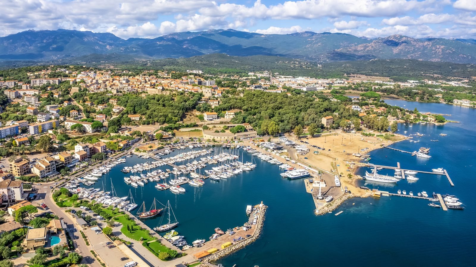 Krajobraz z lotu ptaka na Porto-Vecchio na Korsyce we Francji.