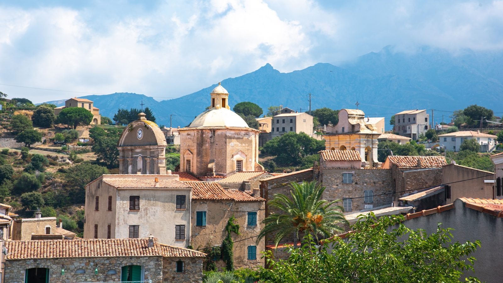 Krajobraz, wiejski kościół Calvi, Korsyka, Francja.