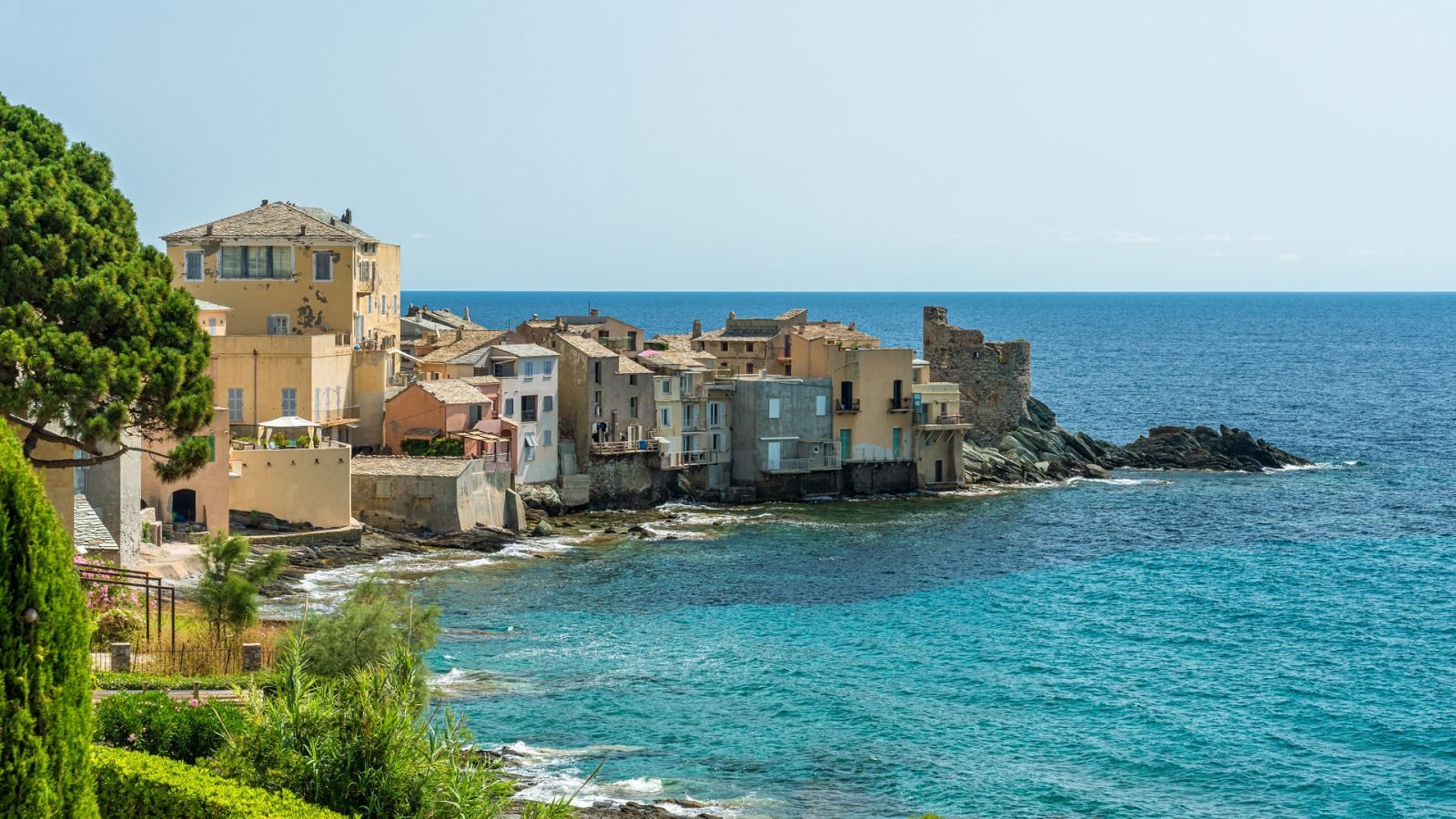 Malownicza wioska Erbalunga w letni poranek, w Cap Corse, Korsyka, Francja.