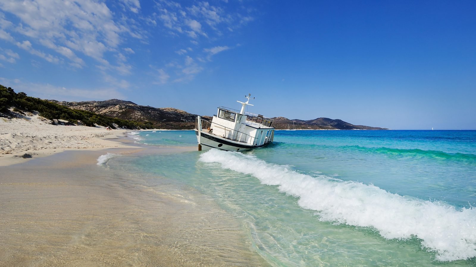 FRANCJA – KORSYKA, wrak na plaży Saleccia na pustyni Agriates.