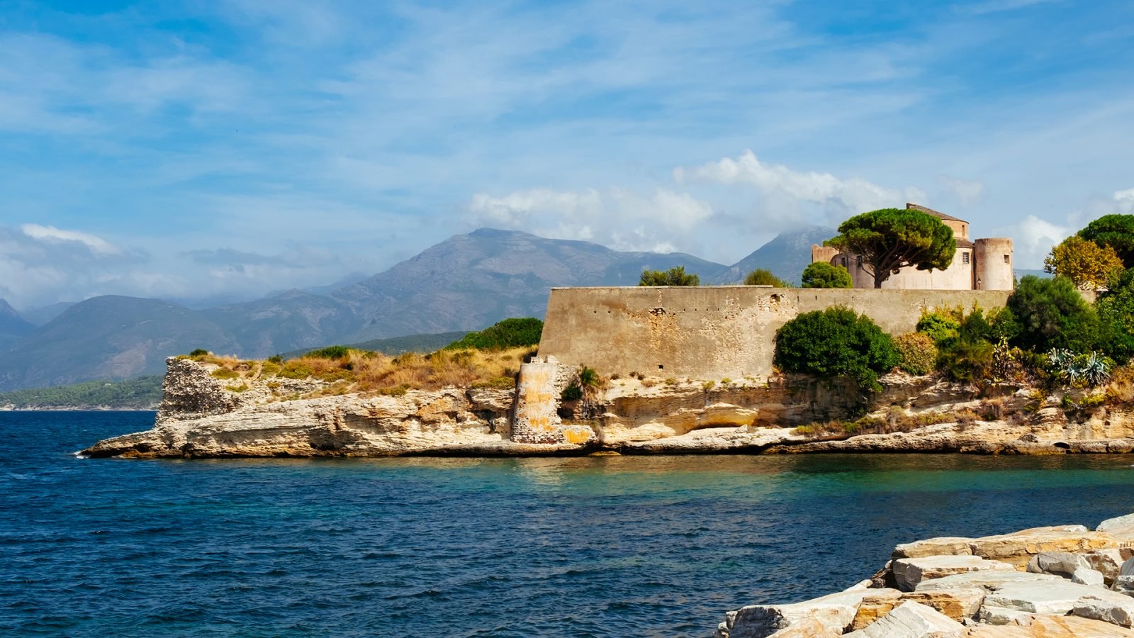 Widok na starą cytadelę genueńską w Saint-Florent na Korsyce we Francji.