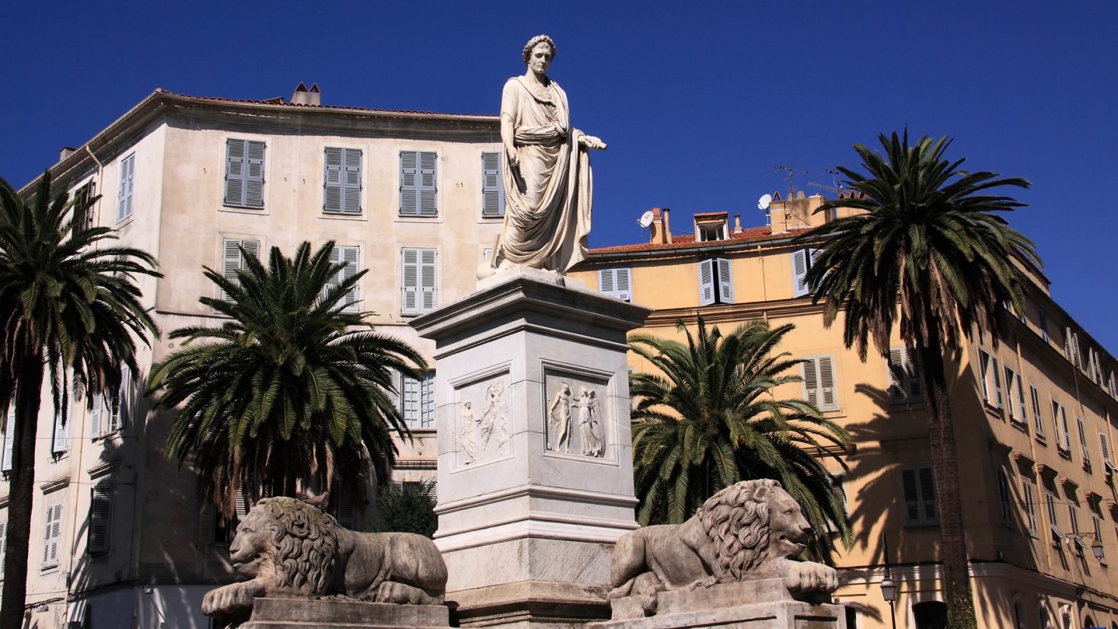 Francja Korsyka Ajaccio centrum historyczne - pomnik Napoleona w stroju rzymskim.