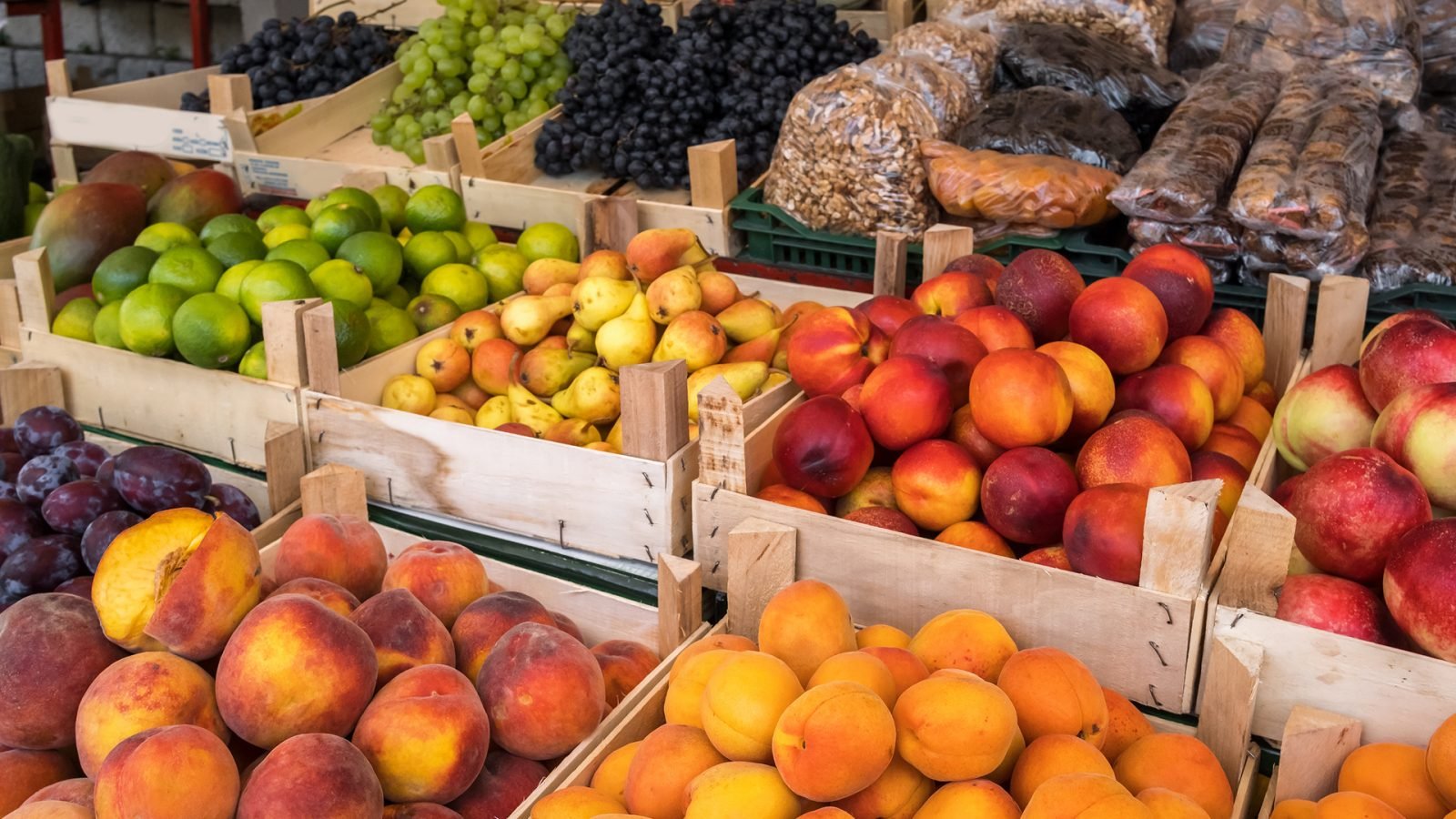 Stoisko z owocami i warzywami w Czarnogórze.

