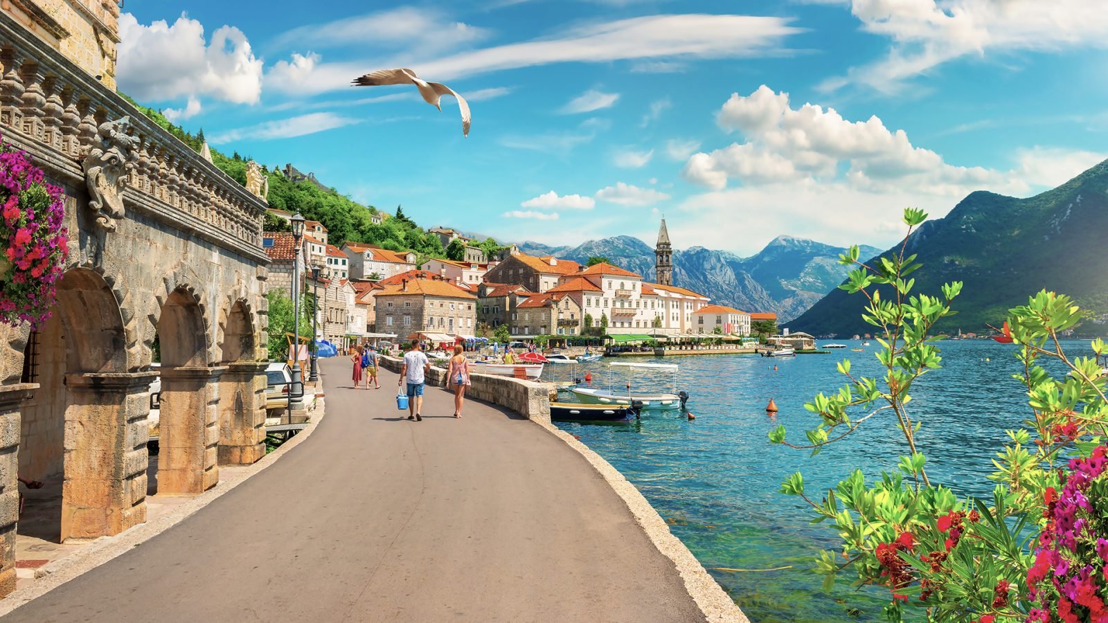 Historyczne miasto Perast nad Zatoką Kotorską latem, Czarnogóra.