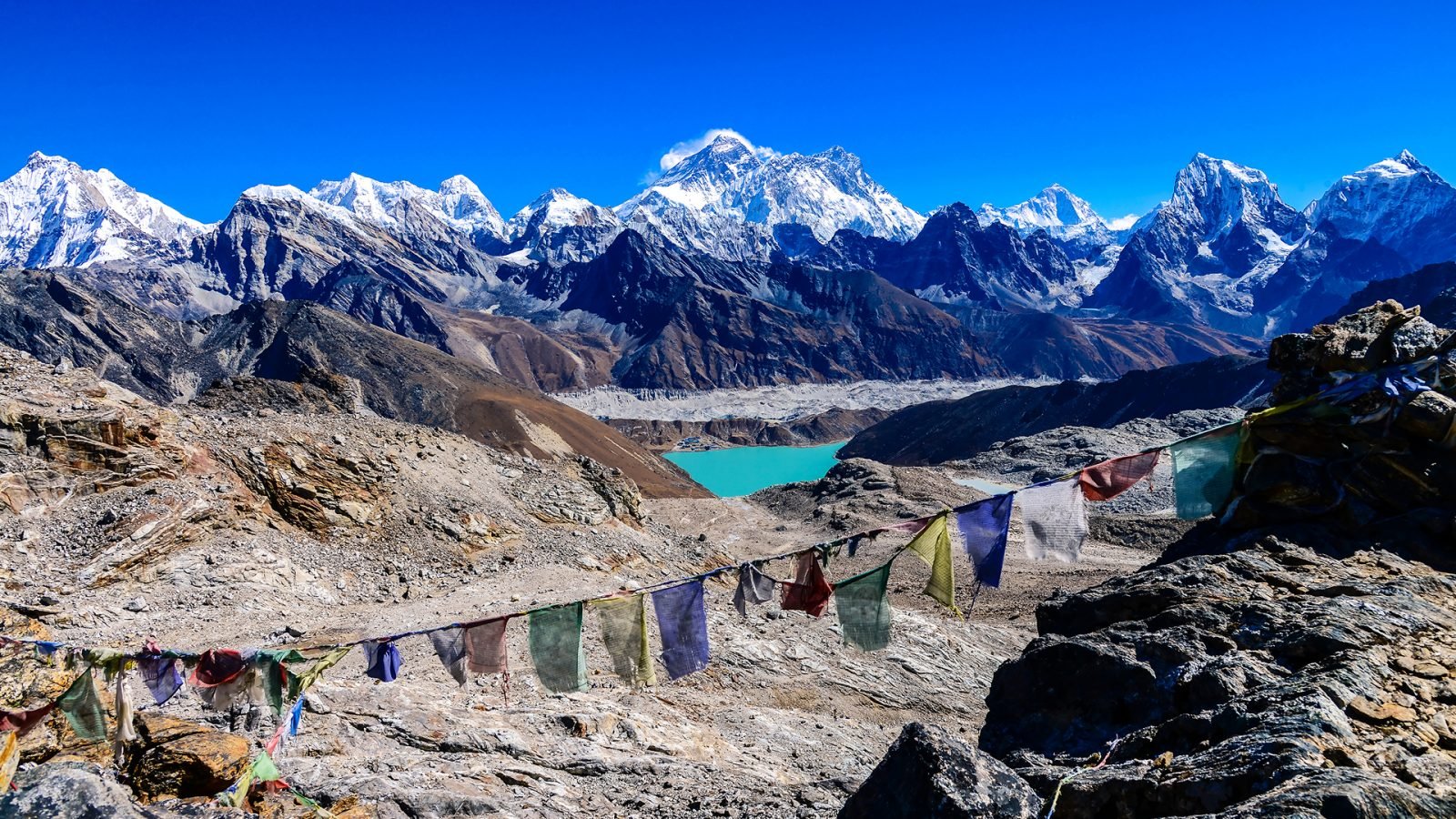 Widok na cztery ośmiotysięczniki – Chomolungmę (Everest), Lhotse, Cho Oyu i Makalu oraz jezioro Gokyo Ri.