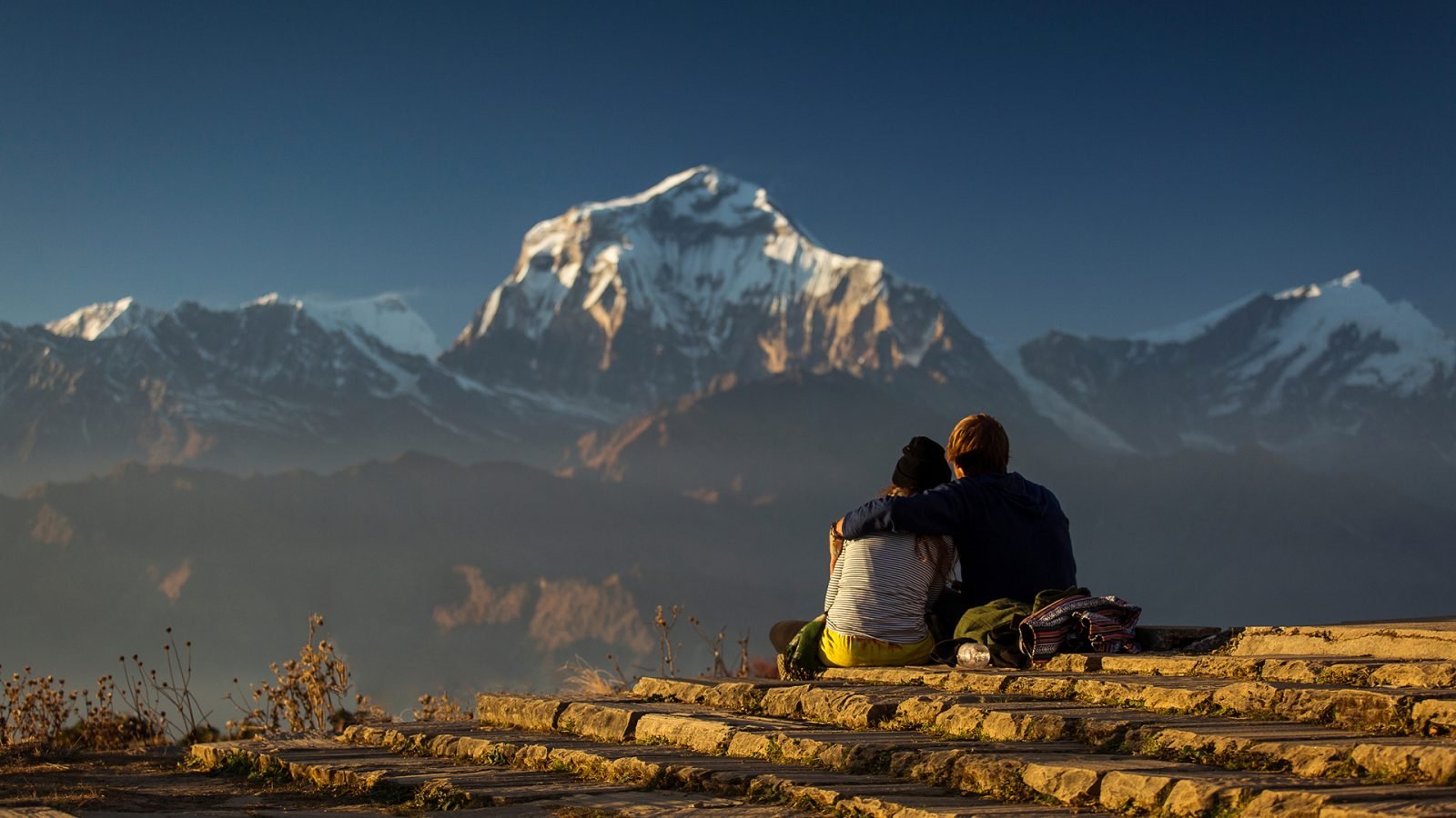Zakochana para podziwia widok na Dhaulagiri ze wzgórza Poon. Himalaje, Nepal.