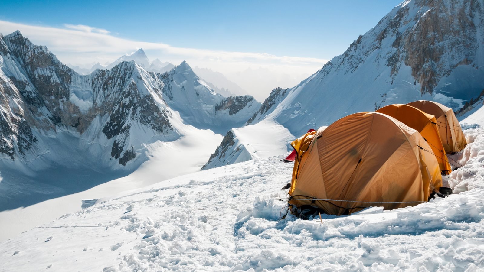 Namioty w obozie III na Gasherbrumie II.