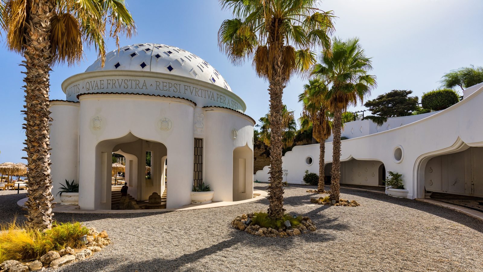 Piękne budynki w Kalithea Springs, wzniesione w latach 30. XX wieku na wyspie Rodos, Grecja, Europa. Termy Kallithea, Źródła Kallithea, położone w zatoce Kallithea na wyspie Rodos w Grecji.