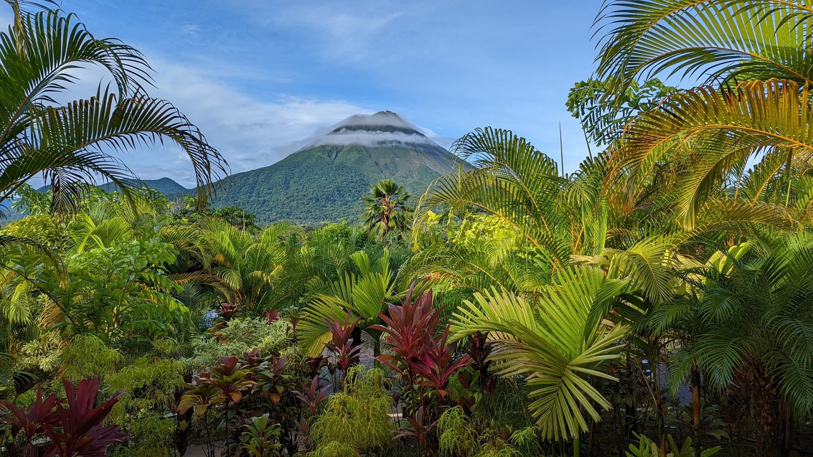 Wulkan Arenal w Kostaryce otoczony dżunglą.