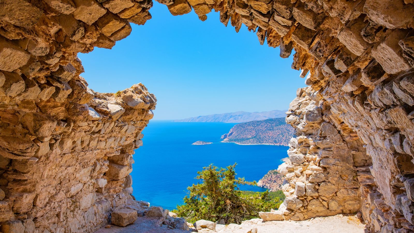 Widok z ruin zamku Monolithos na wyspie Rodos, Dodekanez, Morze Śródziemne, Grecja