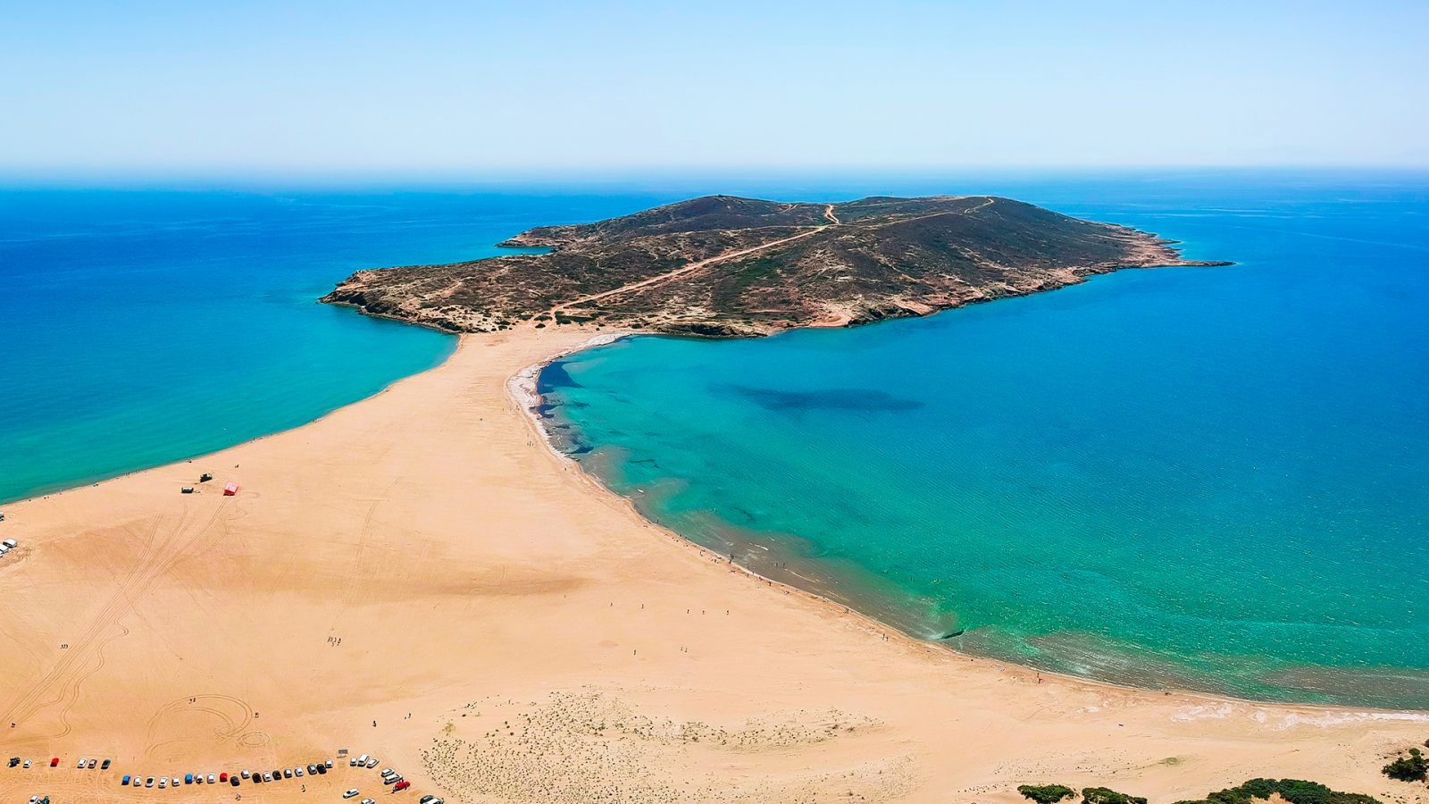 Prasonisi na wyspie Rodos, Dodekanez, Grecja, widok z lotu ptaka, zdjęcie z drona. Panorama z piękną laguną, piaszczystą plażą i czystą, błękitną wodą. Znany cel podróży w Europie Południowej.