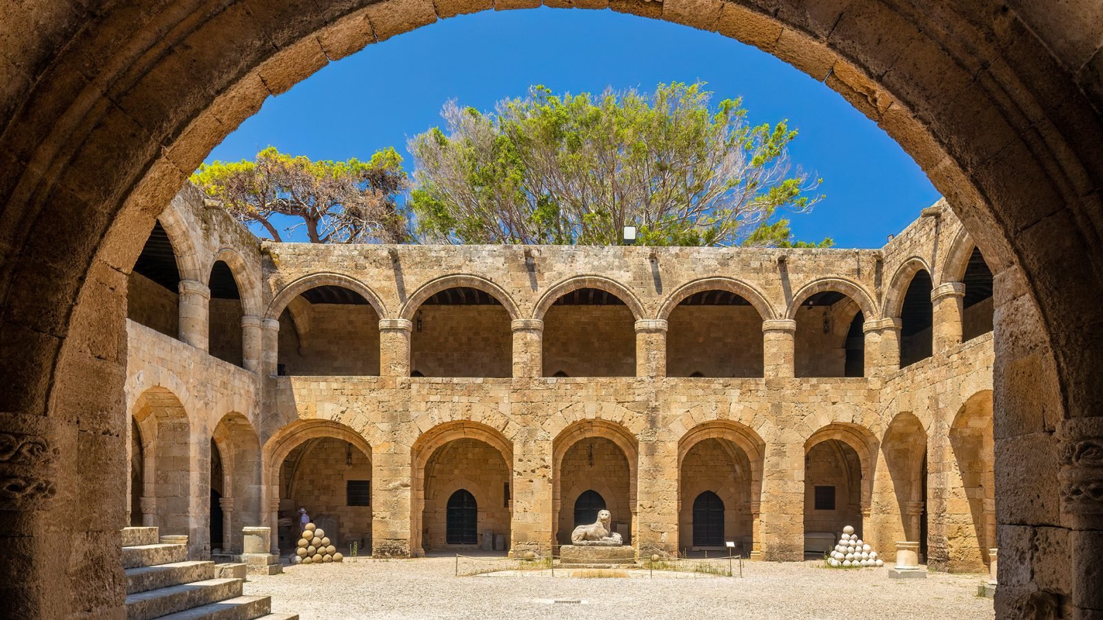 Wewnętrzny dziedziniec Muzeum Archeologicznego w mieście Rodos, Grecja, Europa.