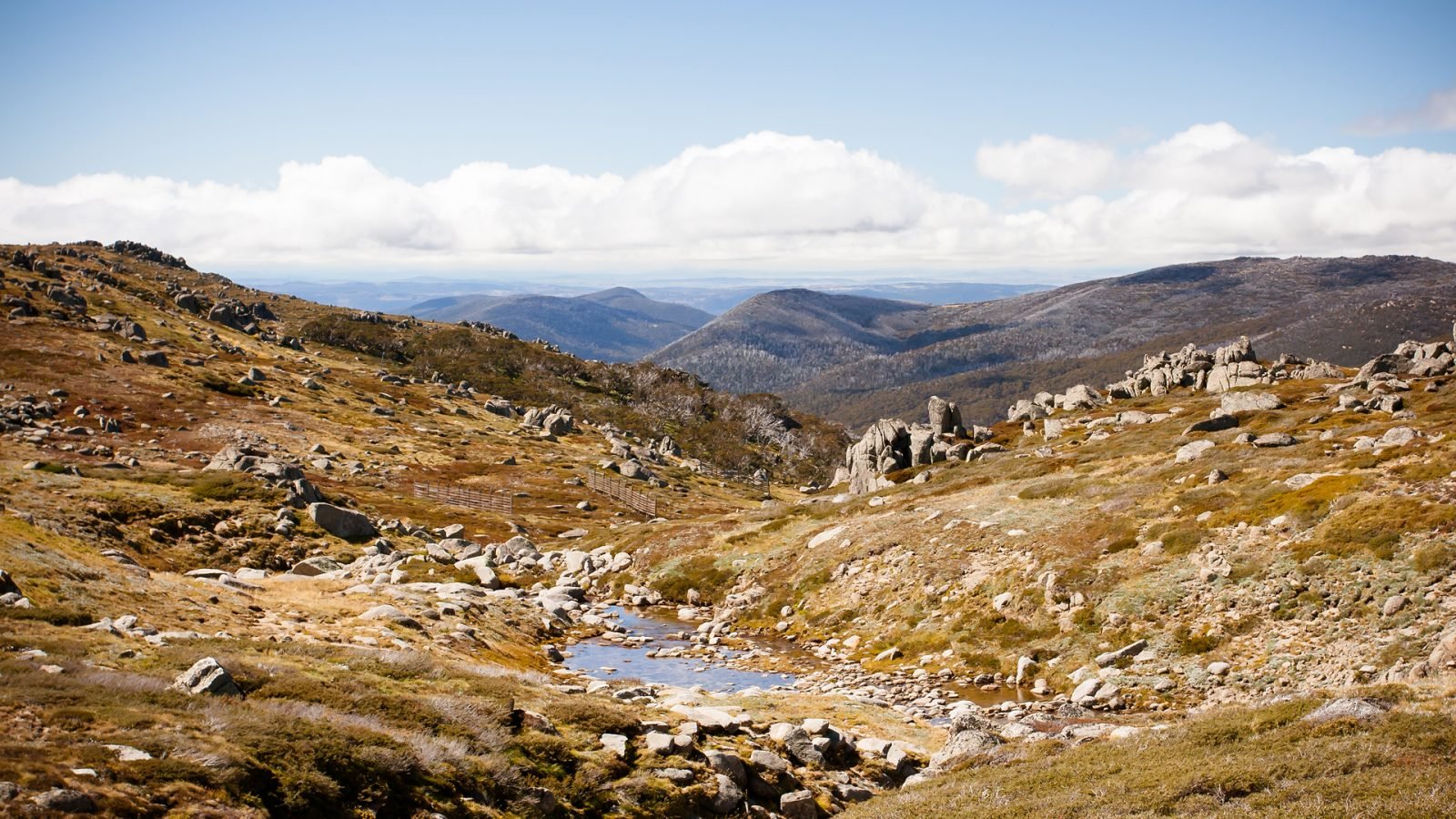 Spektakularny widok na doliny podczas spaceru Kosciuszko Walk w pobliżu szczytu Thredo w Górach Śnieżnych w Nowej Południowej Walii w Australii.