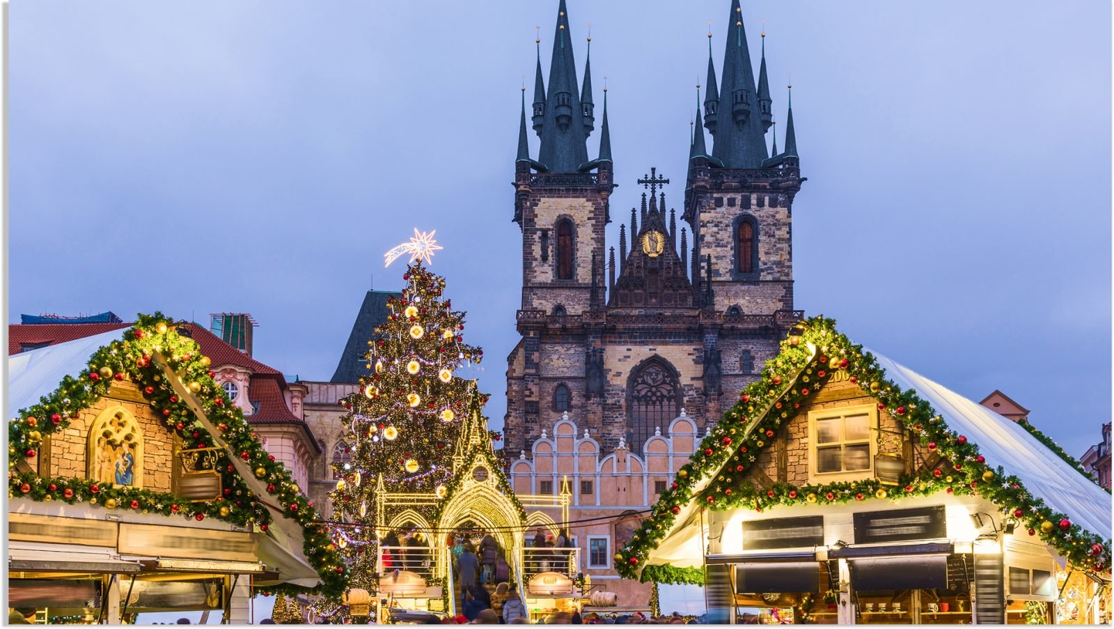 Praski Jarmark Bożonarodzeniowy w nocy na Rynku Starego Miasta