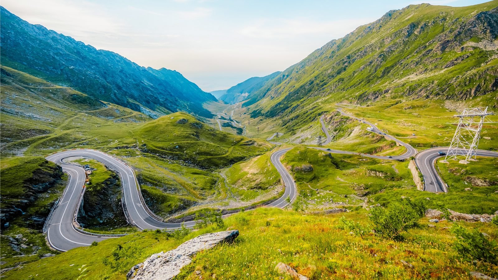 Góry Fagaras z serpentyną Transfogaraską w hrabstwie Sibiu, Rumunia