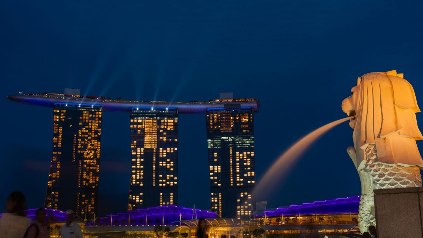 Pomnik pół lwa, pół ryby w Merlion Park nocą