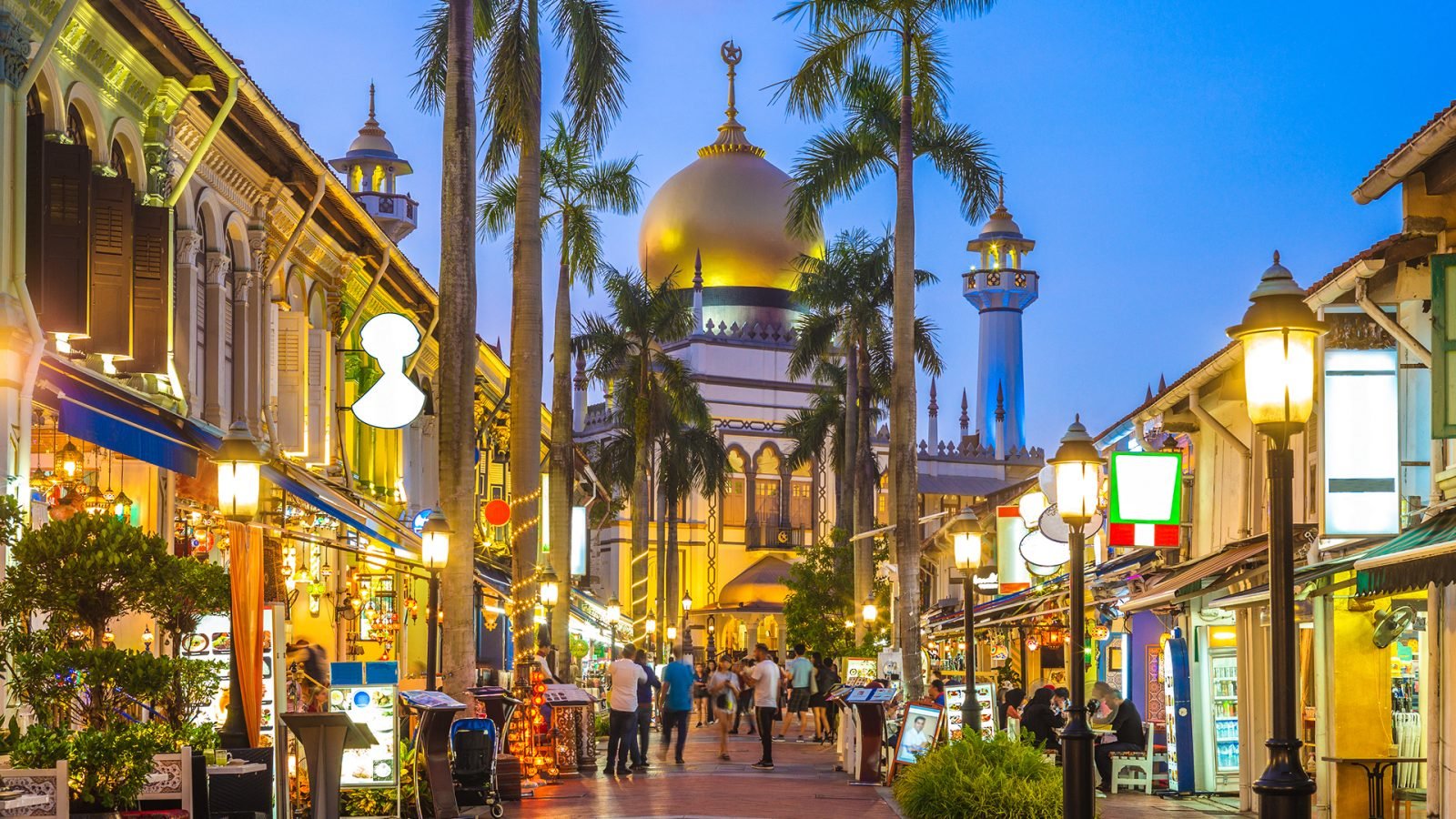 Widok ulicy w Singapurze z Meczetem Sułtana w nocy