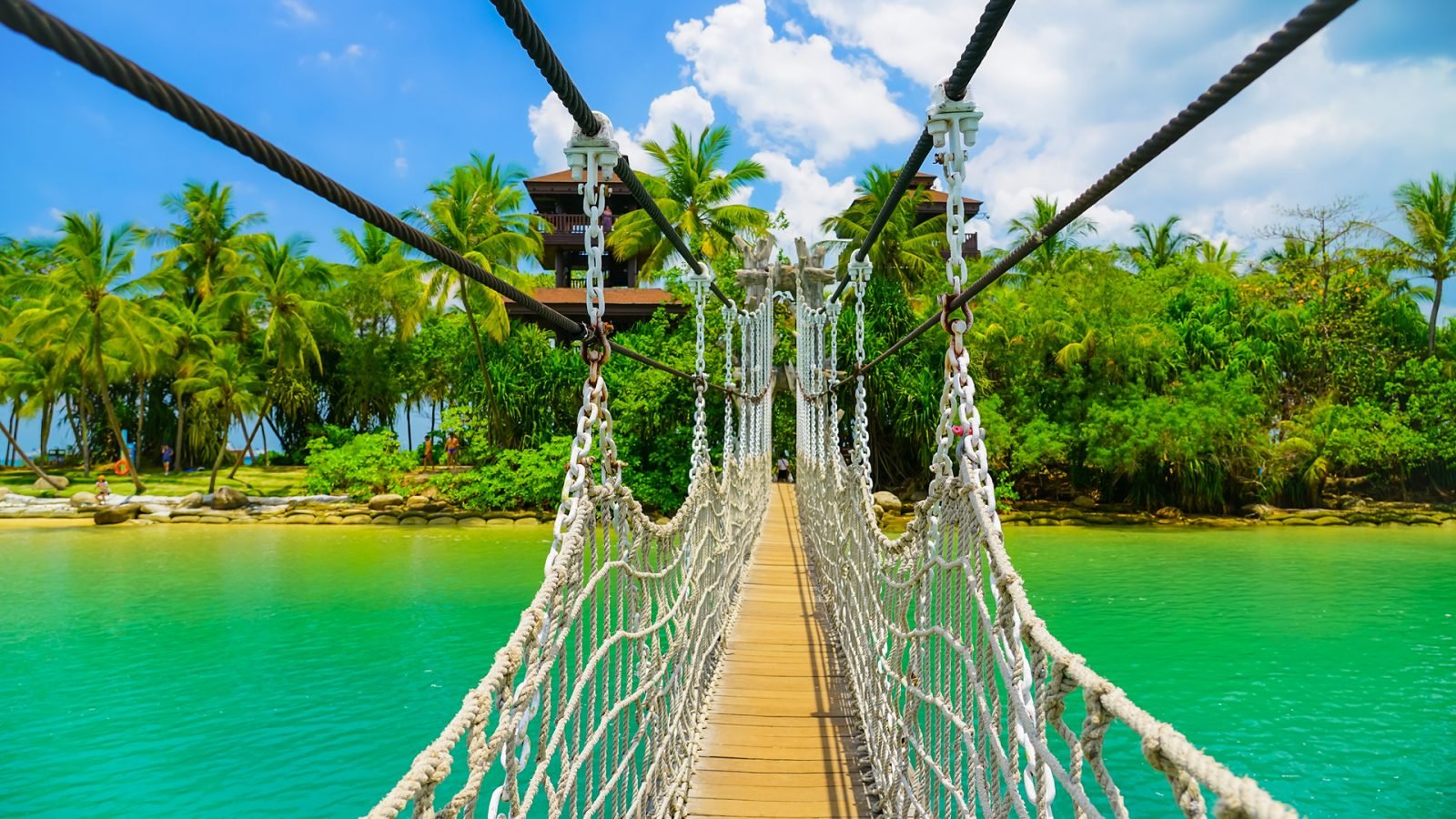Widok z mostu na piękną plażę na wyspie Sentosa w Singapurze.