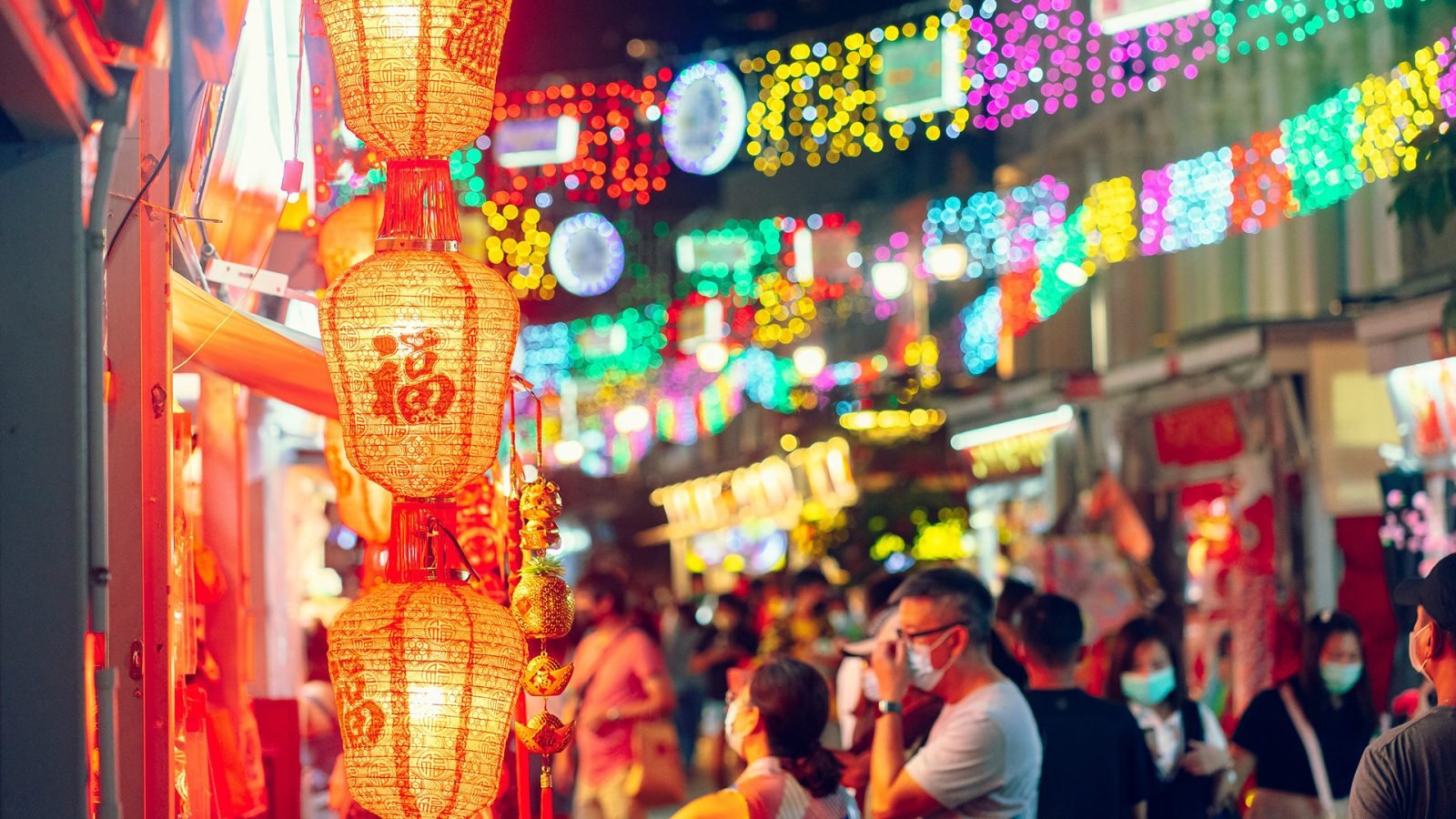 Jasne światła na targu ulicznym w Chinatown podczas chińskiego Nowego Roku