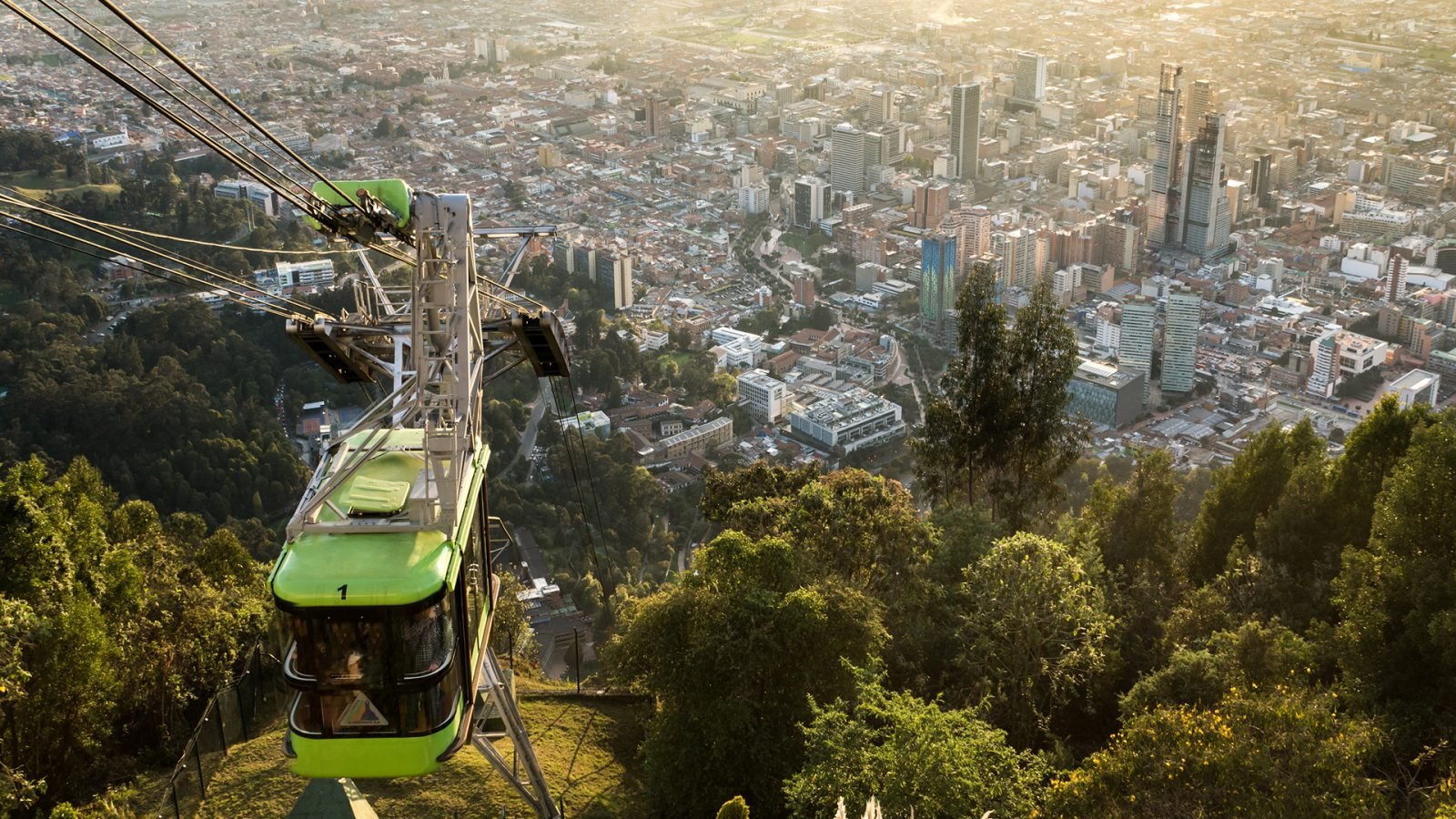 Kolejka linowa na Montserrat w Bogocie z wieżowcami w tle