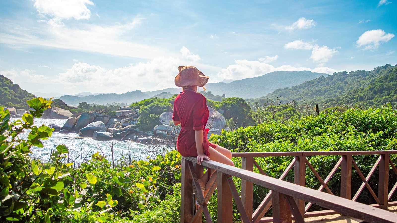 Oszałamiający widok w Parku Narodowym Tayrona: relaksująca kobieta z widokiem na bujną zieleń i ocean w Santa Marta w Kolumbii