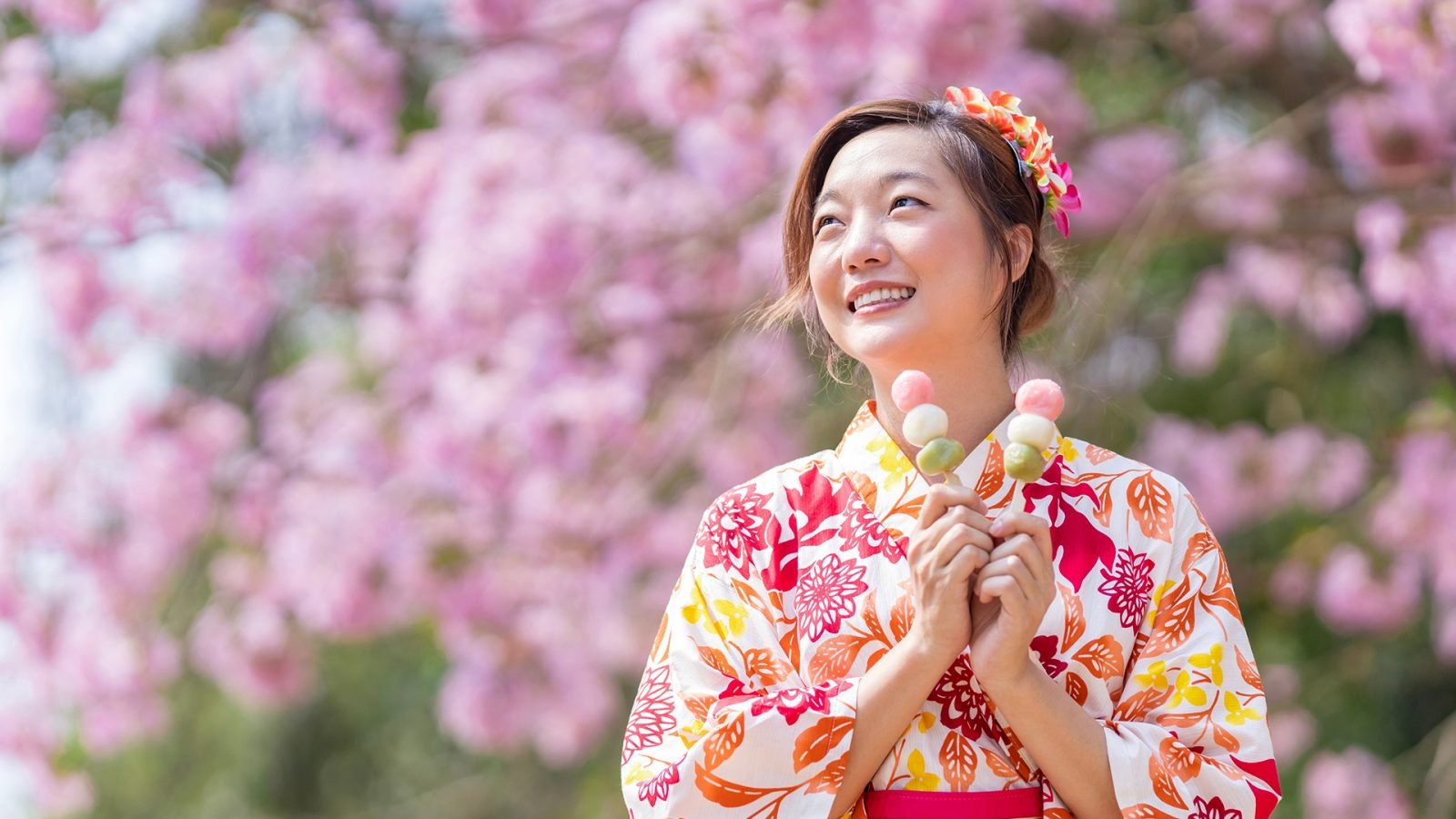 Kobieta trzymająca Hanami Dango