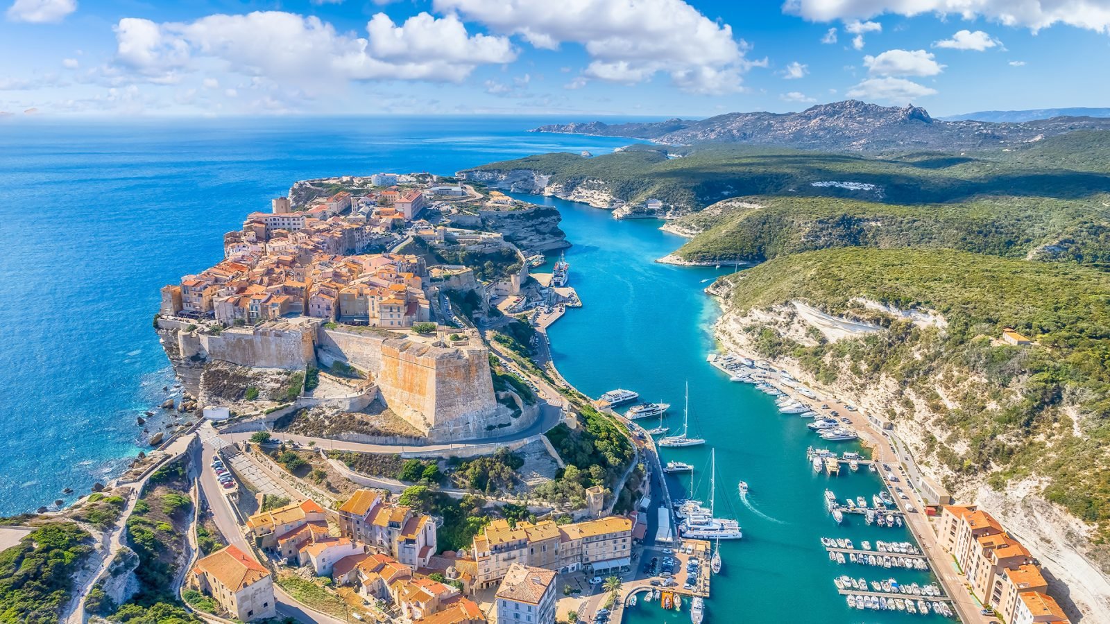 Widok z lotu ptaka na miasto Bonifacio na Korsyce we Francji.