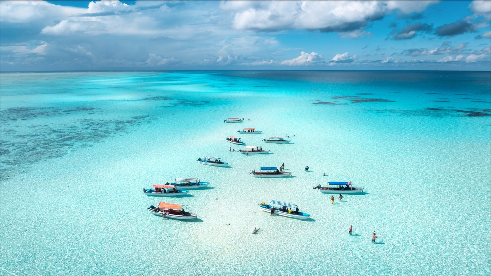 Kolorowe łódki na Zanzibarze