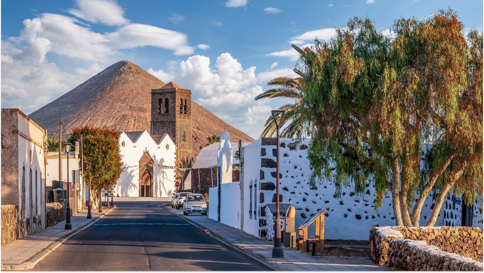 Kościół La Candelaria w La Oliva na Fuerteventurze, położony u podnóża majestatycznej góry w historycznej kanaryjskiej wioski.
