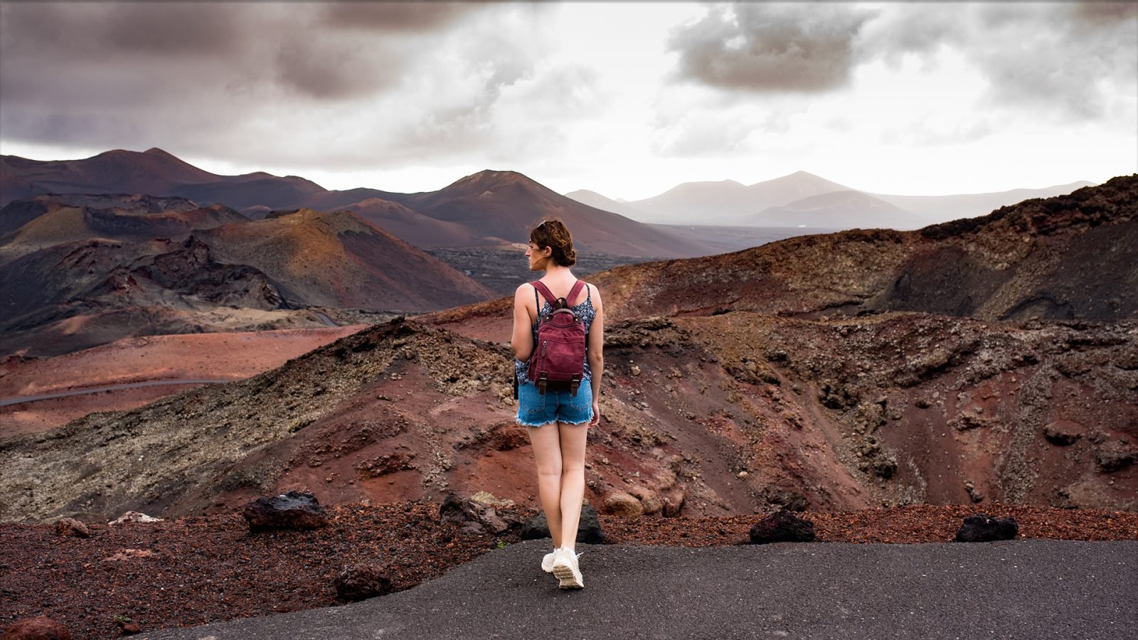 Kobieta podziwiająca widoki na Lanzarote