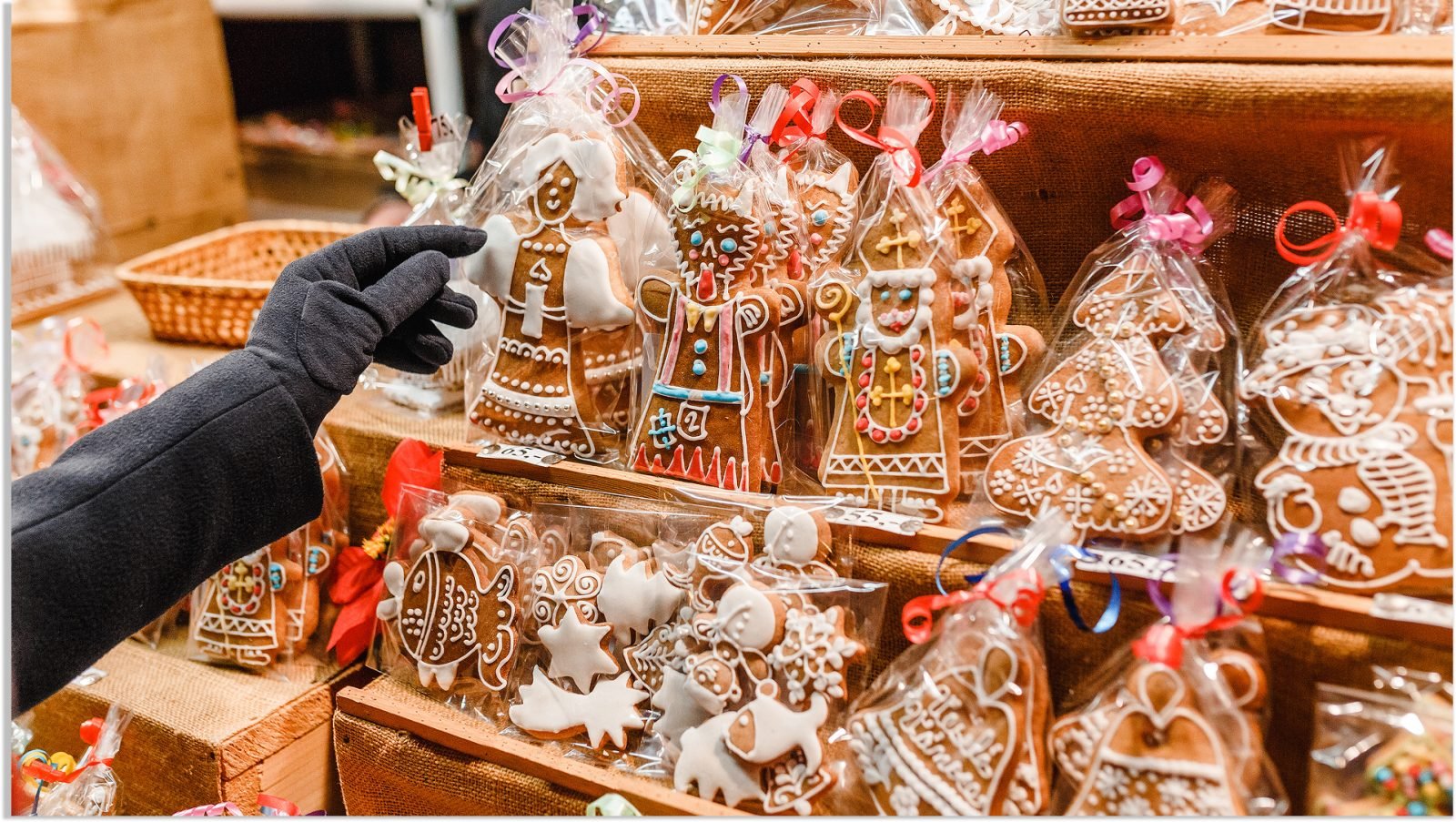 Tradycyjny czeski słodki piernik deserowy na Jarmarku Bożonarodzeniowym w Pradze. Koncepcja sprzedaży pamiątek