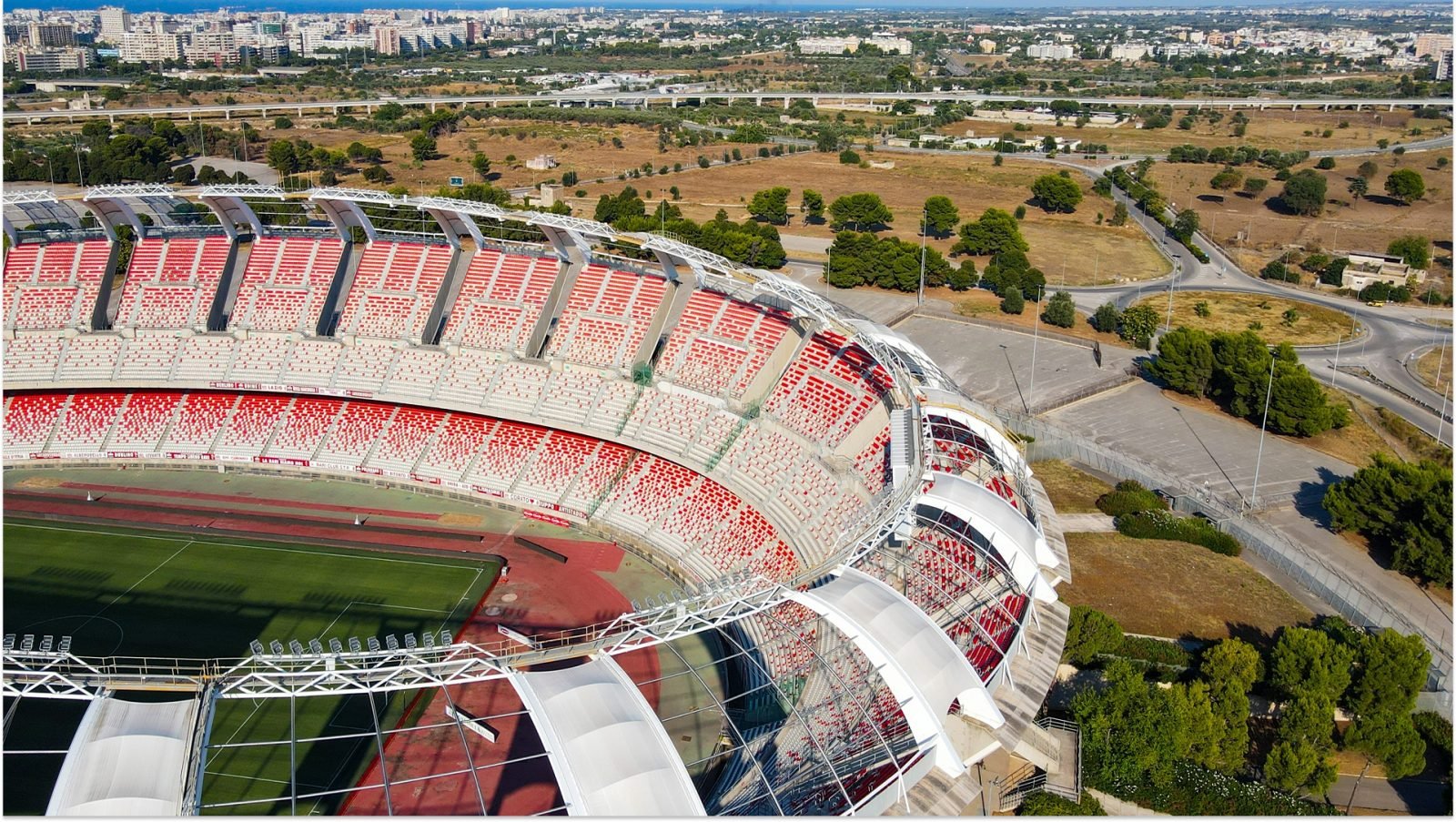 Zdjęcie lotnicze z drona na stadionie Saint Nicola, domowym stadionie klubu piłkarskiego S.S.C. Bari w południowych Włoszech. Zdjęcie z drona stadionu San Nicola w Bari, Apulia