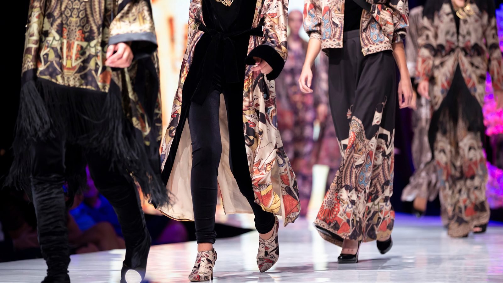 Wybieg, eleganccy ludzie w modzie.