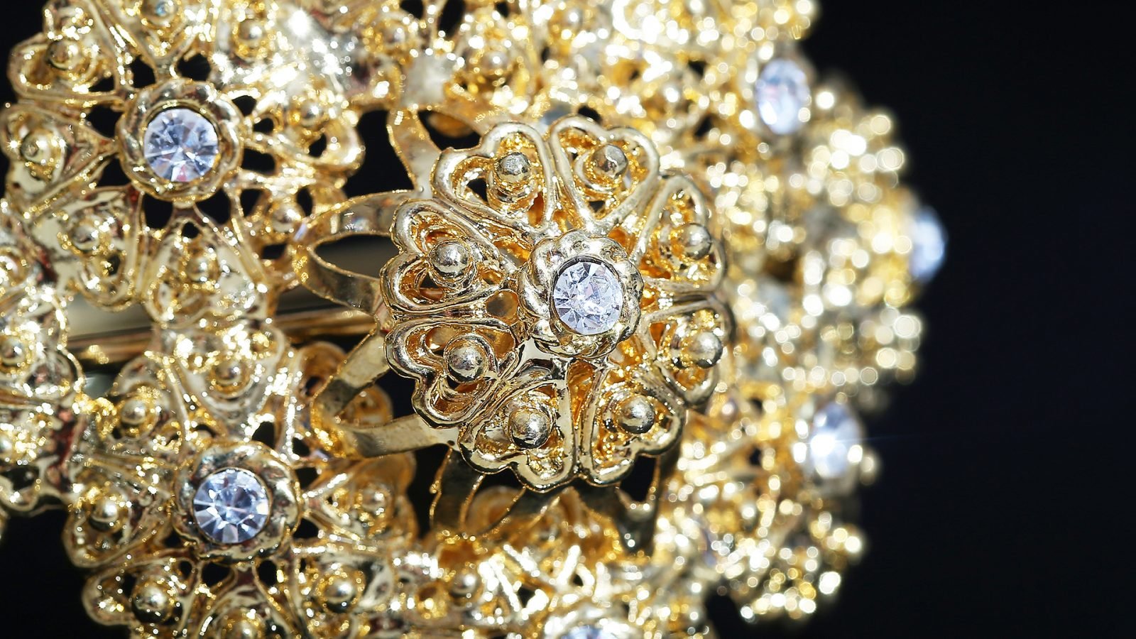 Błyszcząca biżuteria z Tajlandii.