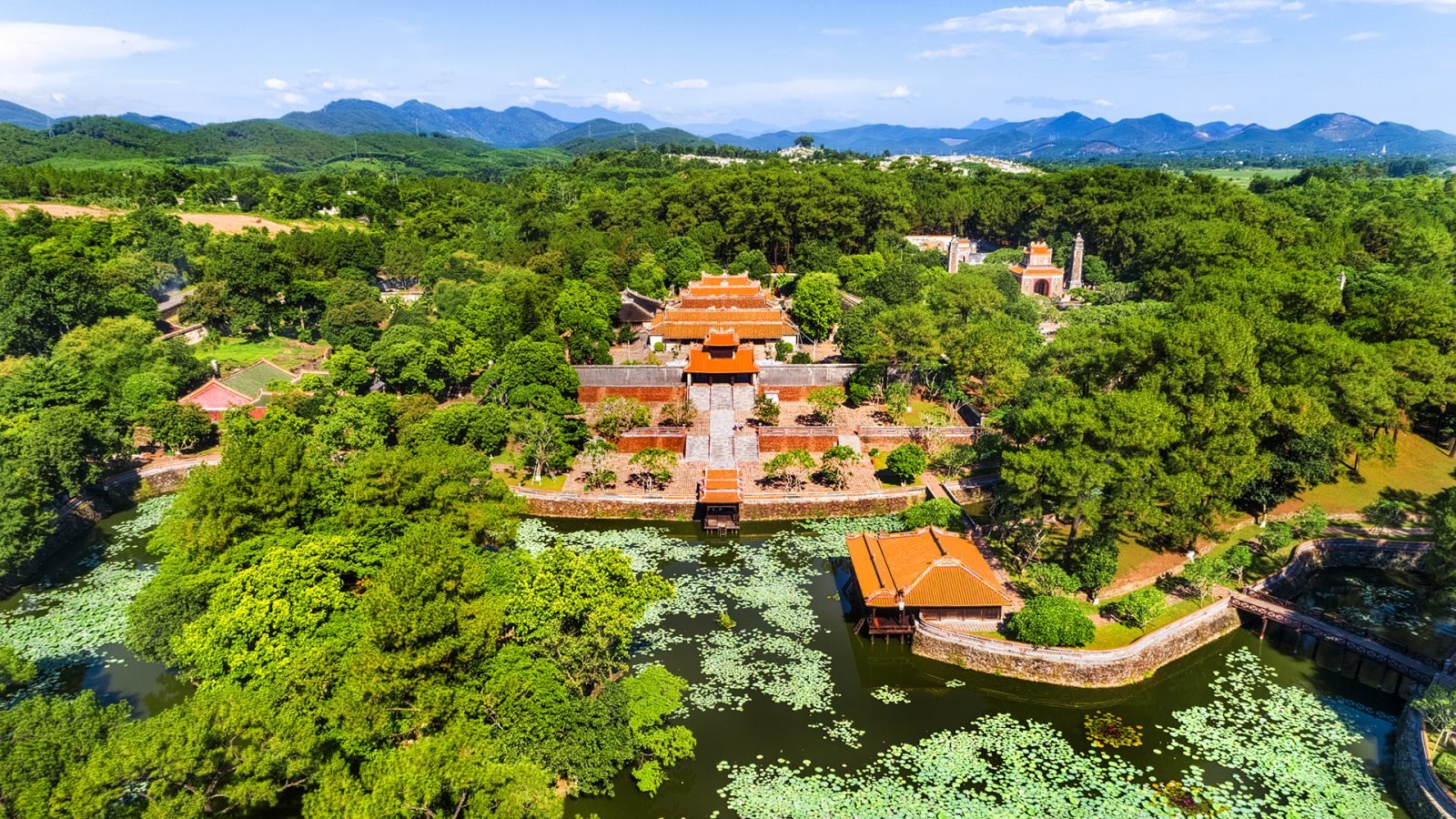 Widok z lotu ptaka na starożytny wietnamski grobowiec królewski Tu Duc i Ogrody Cesarza Tu Duc w pobliżu Hue w Wietnamie. Obiekt wpisany na Listę Światowego Dziedzictwa UNESCO.