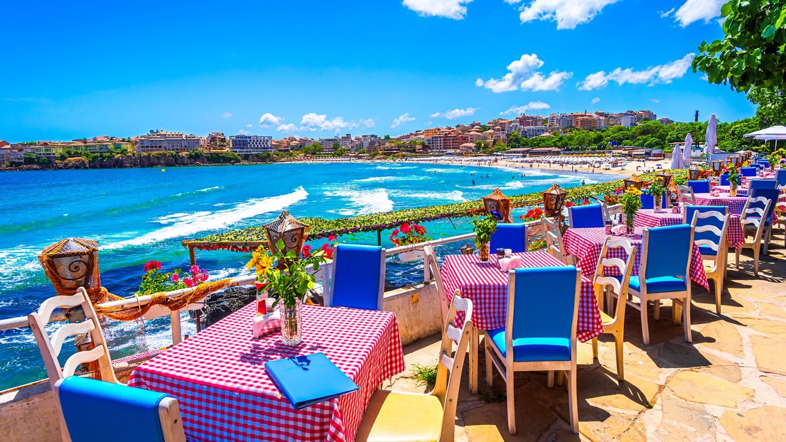 Krajobraz Bułgarii, widok na stoliki i zatokę.