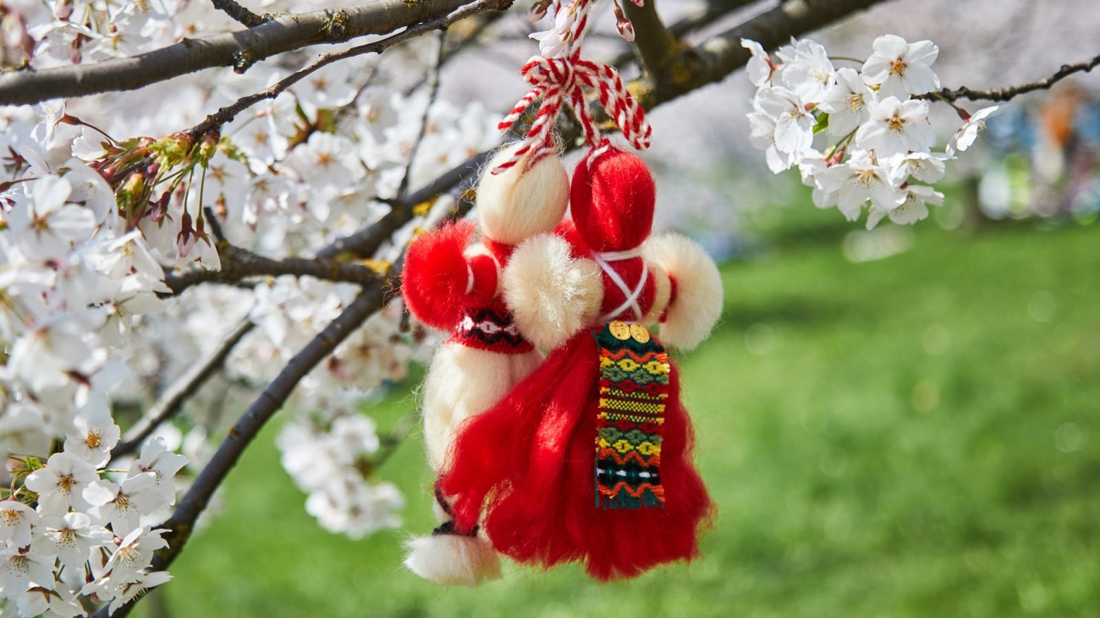 Martenitsa wisząca na gałązce.