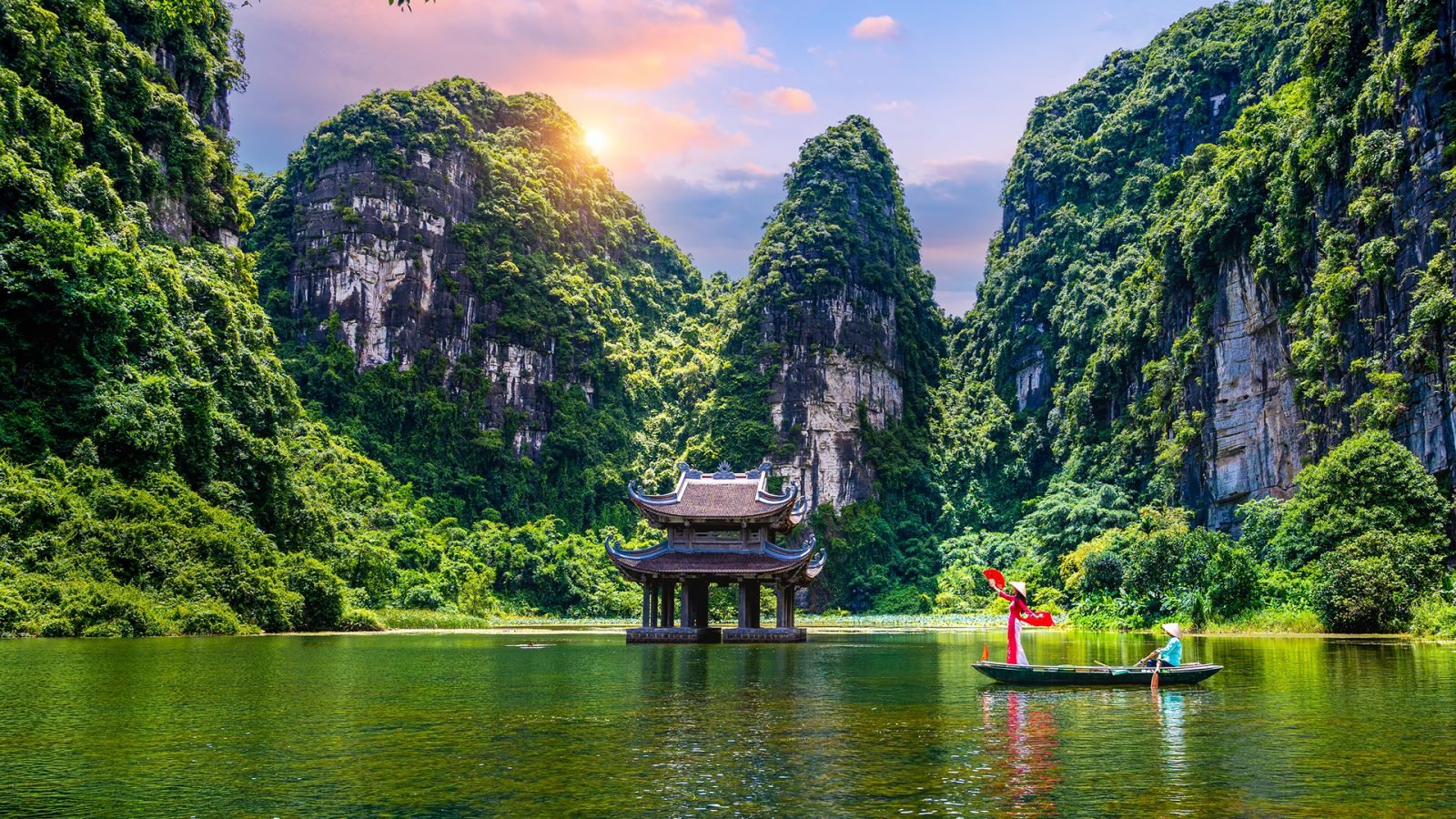 Góry w Trang An, Wietnam.