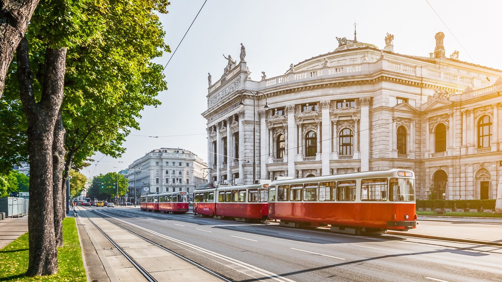 Słynna wiedeńska Ringstrasse z zabytkowym Burgtheater