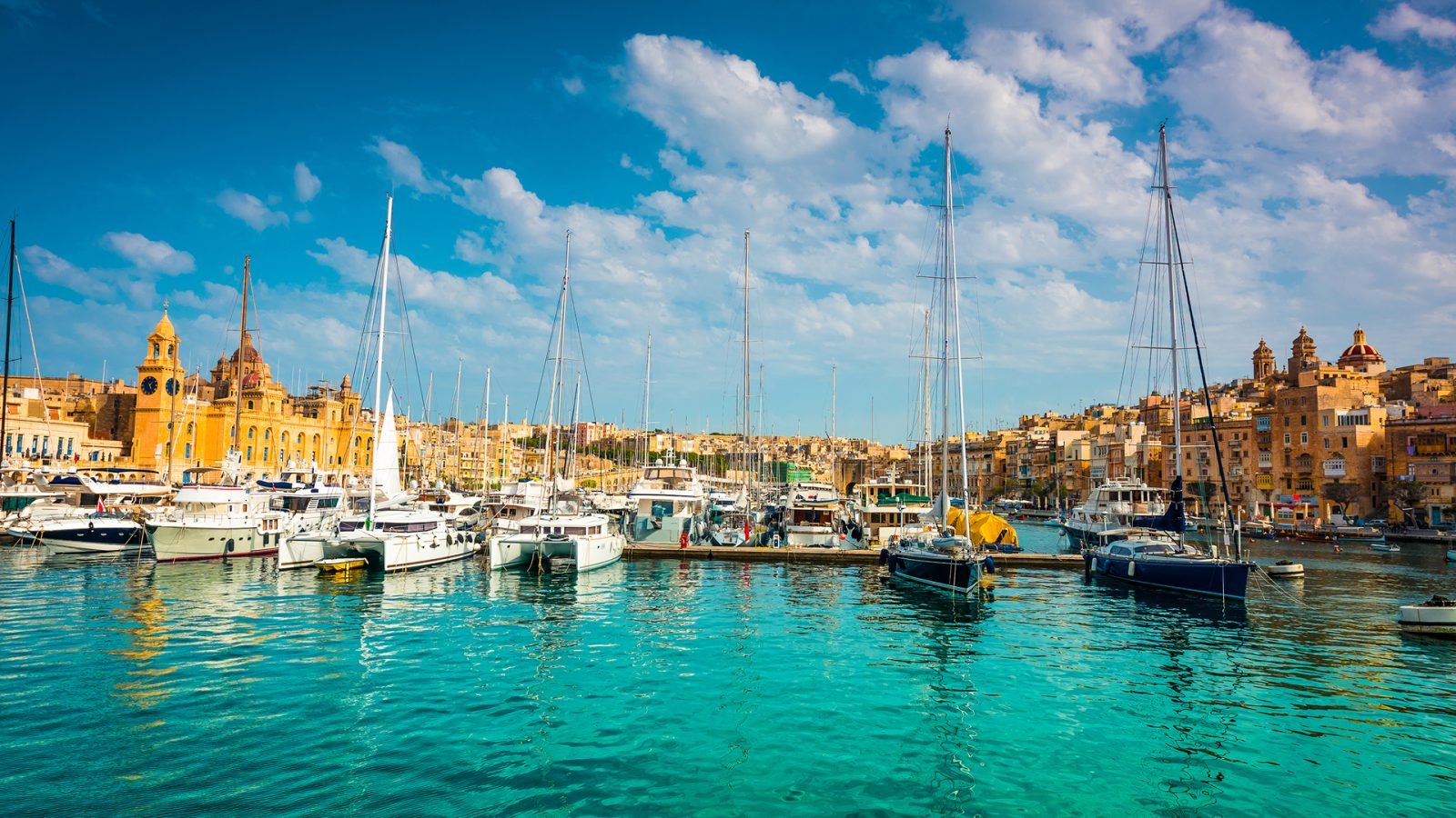 jachty w pobliżu molo w Birgu w pobliżu Cospicua na Malcie