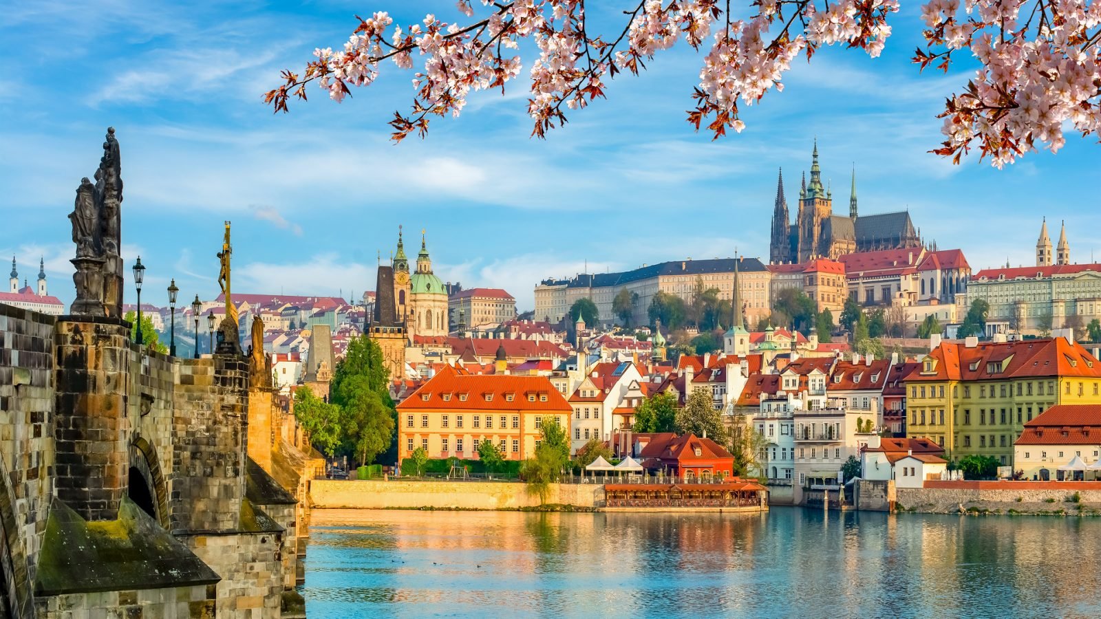 Malownicza panorama Pragi z Zamkiem na Hradczanach i rzeką Wełtawą