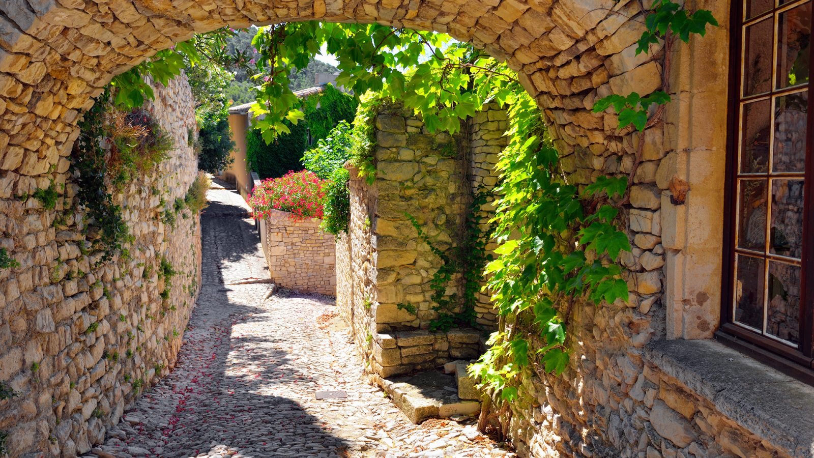 Piękna średniowieczna ulica małej wioski Seguret w Prowansji we Francji