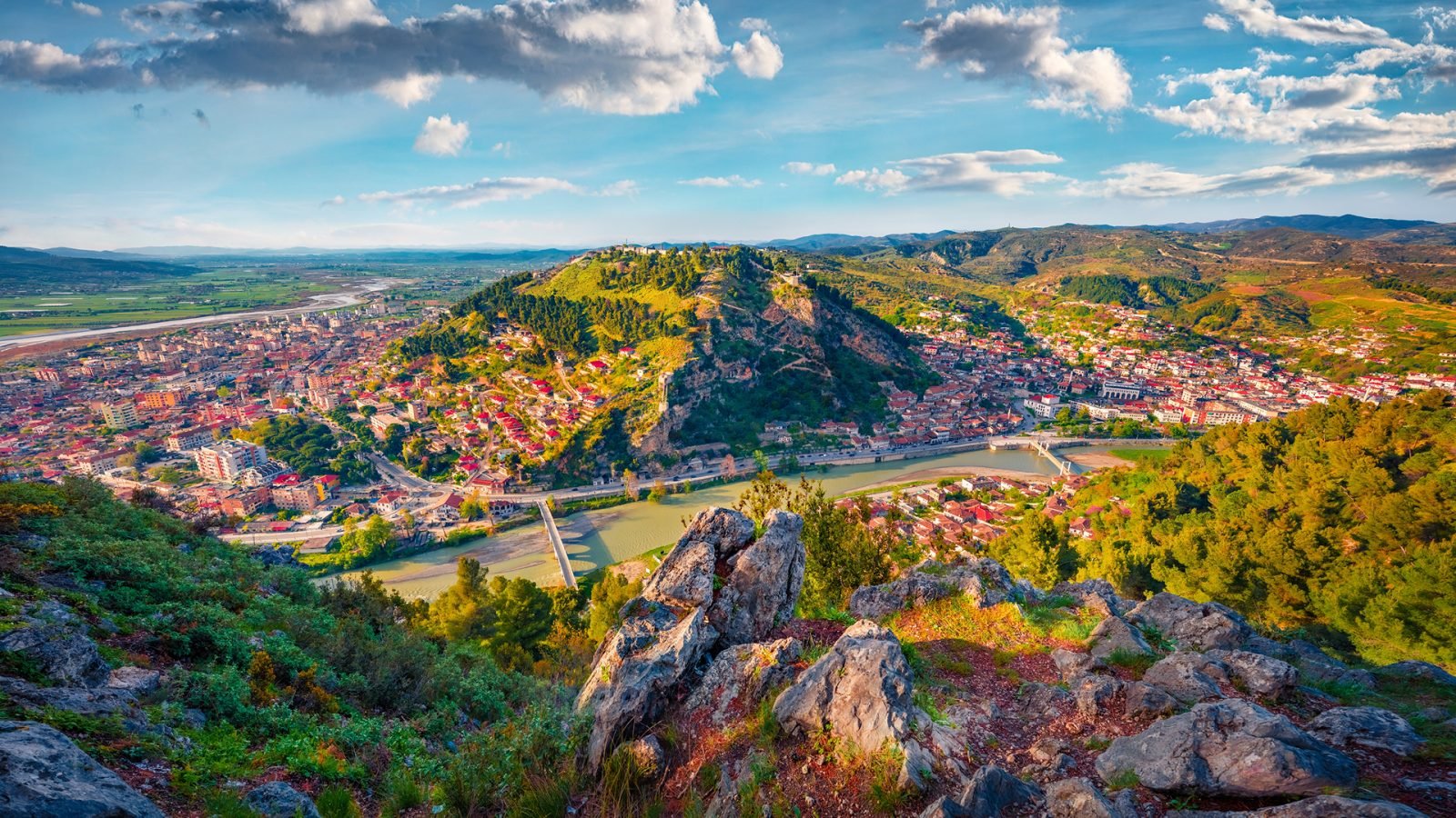 Imponujący letni pejzaż miejski miasta Berat, położonego nad rzeką Osum