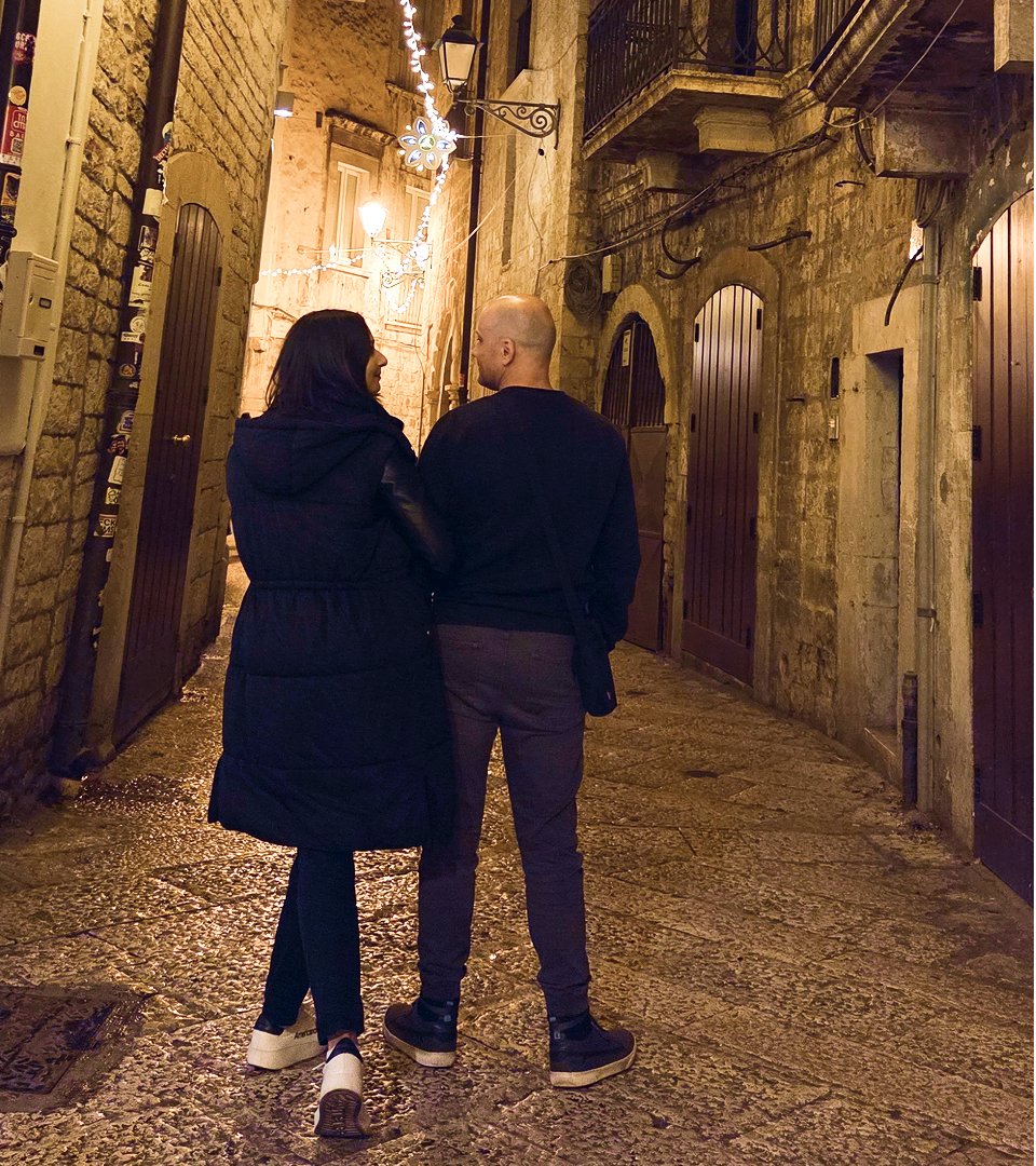 Nocny spacer po starówce, para widoczna od tyłu, Bari