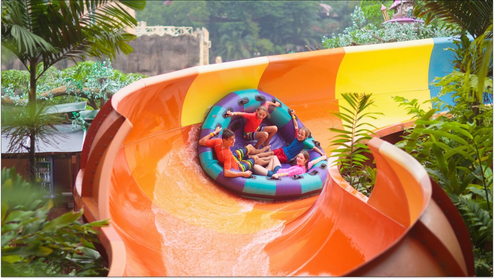 Rodzina na zjeżdżalni z pontonami