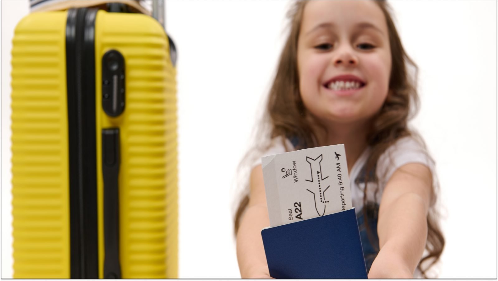 Dziecko trzymajace paszprt