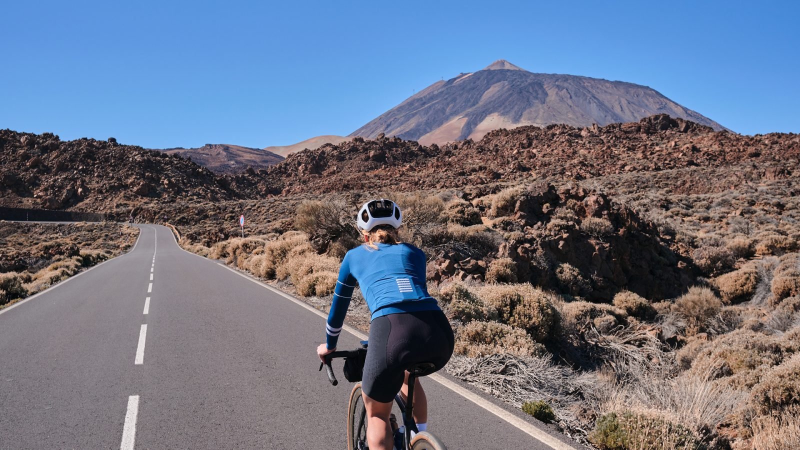 Rowerzystka na rowerze na Teneryfie