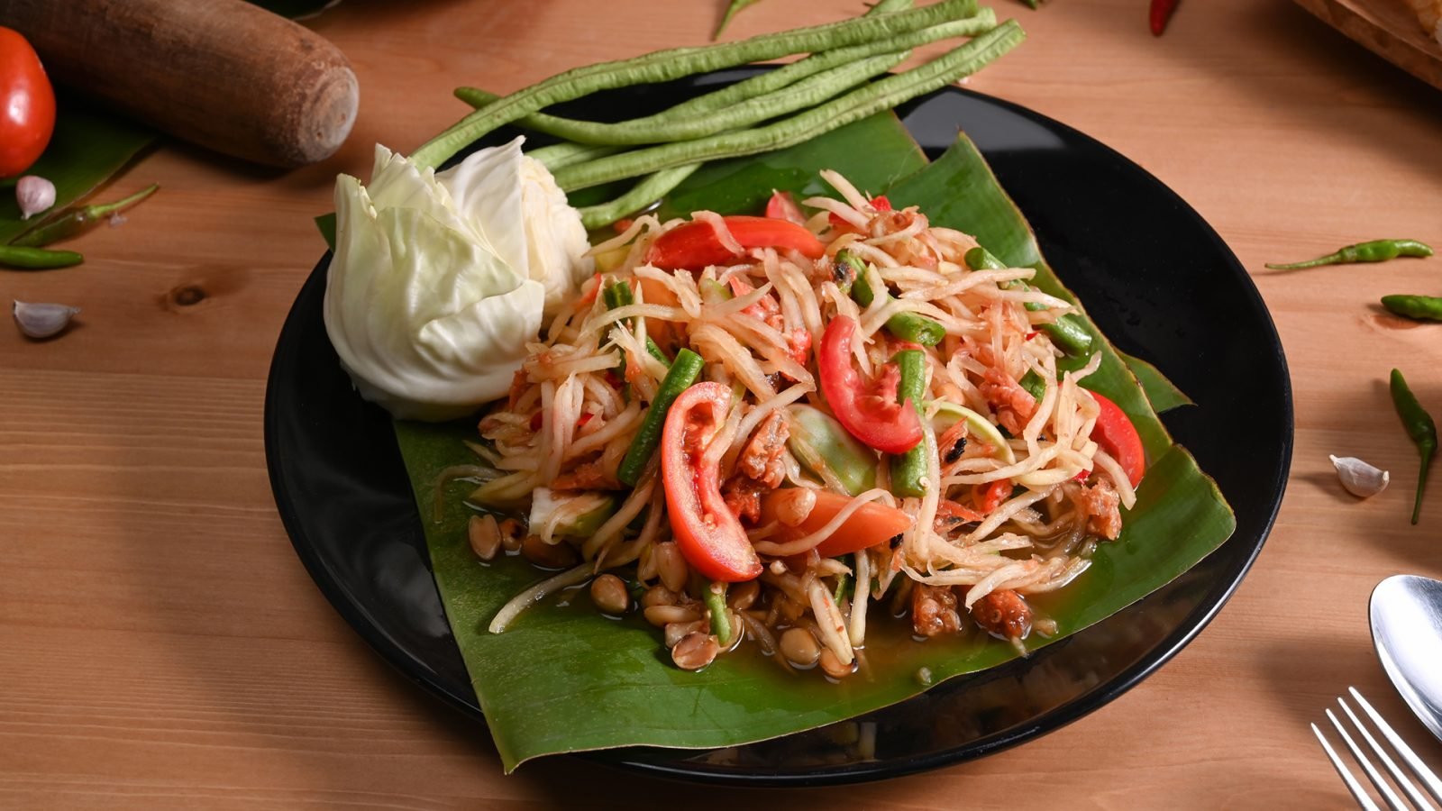 Som tam - serwowane zwykle na zimno, czasem z dodatkiem suszonych krewetek