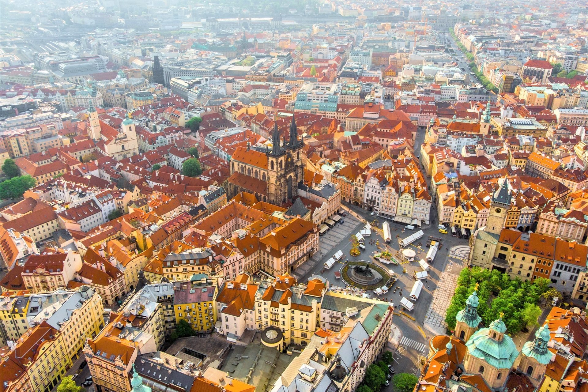Widok z góry na Stare Miasto i okoliczne budynki w Pradze w Czechach